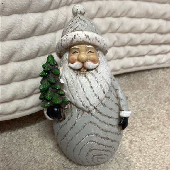 Wooden Santa Figurines with greenery - Picture 2 of 4